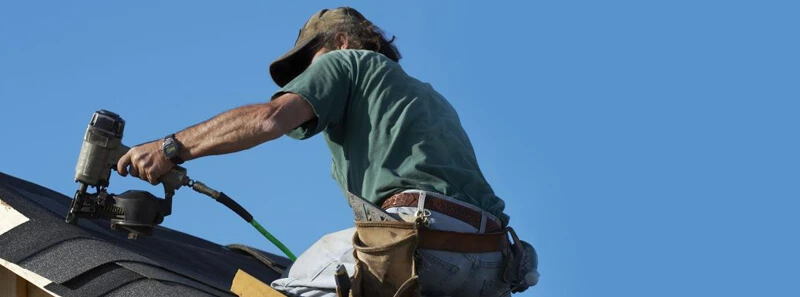 roofer-installing-shingles